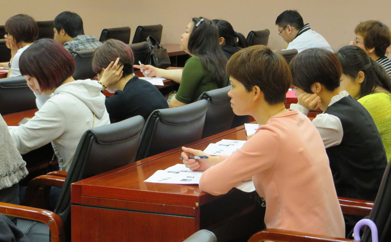 认真听课的学员们