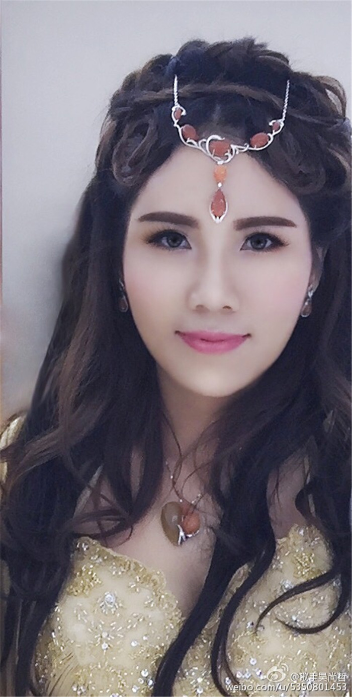 吴尚哲诠释珠宝与歌唱的完美结合
