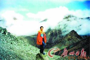 张锦洪在矿山勘察玉料。